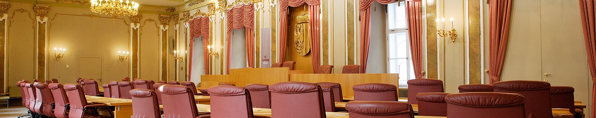 Landtagssitzungssaal mit leeren Stühlen