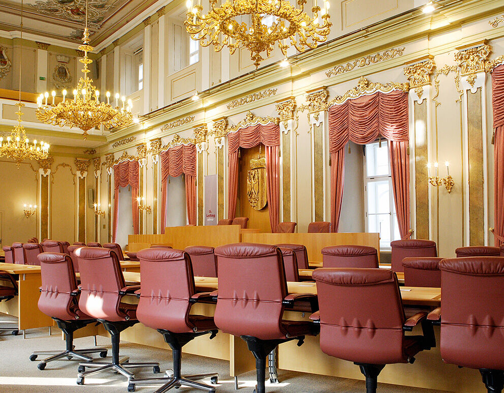 Landtagssitzungsaal im oberösterreichischen Landhaus mit leeren Stühlen